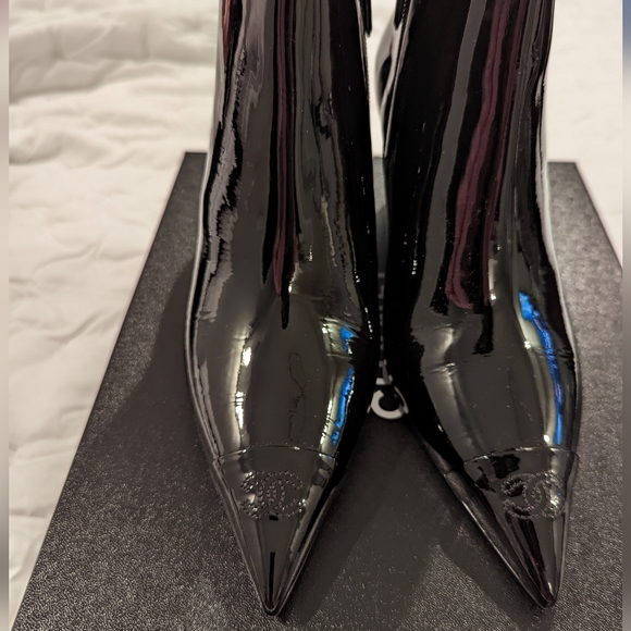 Chanel 22C black patent calfskin wedge ankle boots in size 39.5C - Picture 5 of 16